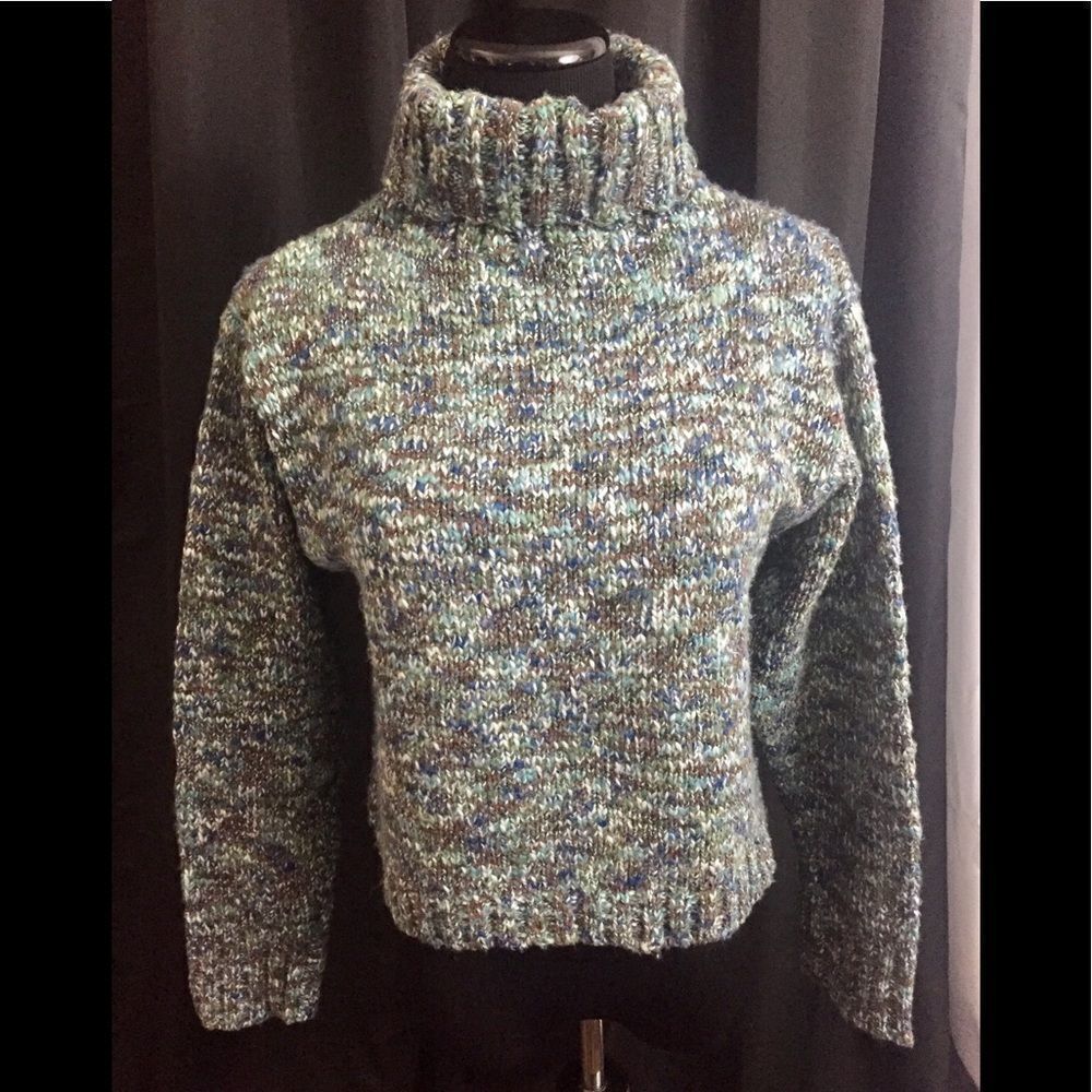 Beautiful knitted sweater by Wind River